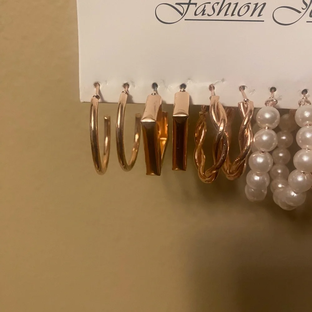 NEW fashion earrings set.